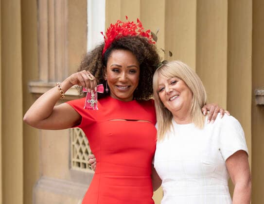 Bilder des Jahres 2022, Entertainment 05 Mai Entertainment Themen der Woche KW18 Entertainment Bilder des Tages . 04 05 2022. London, United Kingdom. Mel B from The Spice Girls with her mother Andrea Brown after receiving an MBE at an Investiture at Buckingham Palace in London.  xPoolx xi-Imagesx IIM-23376-0017