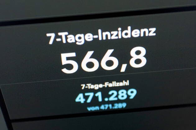 RKI dashboard, 7 day incidence is now 566.8 7 day incidence, RKI dashboard on a monitor on 05 05 2022 in Siegen Germany.