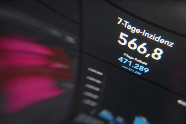 RKI dashboard, 7 day incidence is now 566.8 7 day incidence, RKI dashboard on a monitor on 05 05 2022 in Siegen Germany.