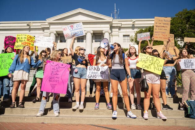 Bilder des Jahres 2022, News 05 Mai News Themen der Woche KW18 News Bilder des Tages May 4, 2022, Berkeley, California, United States: UC Berkeley Students protest on campus in response to leaked draft of the Supreme Court s opinion to overturn the Roe v. Wade on Wednesday May 4, 2022 in Berkeley, California. The Supreme Court is poised to strike down the right to abortion in the US, according to a leaked draft of a majority opinion that would shred nearly 50 years of constitutional protections. The draft, obtained by Politico, was written by Justice Samuel Alito, and has been circulated inside the conservative-dominated court, the news outlet reported. Politico stressed that the document it obtained is a draft and opinions could change. The court is expected to issue a decision by June. The draft opinion calls the landmark - ZUMAs181 20220504_zea_s181_025 Copyright: xImagespacex