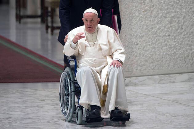 News Themen der Woche KW18 News Bilder des Tages Italy, Rome, Vatican, 2022 05 05 Pope Francis arrives on wheelchair during the audience to the Participants to Plenary Assembly of the International Union of Superiors General in the Paul VI hall at the Vatican. Photograph by Alessia Giuliani Catholic Press Photo. RESTRICTED TO EDITORIAL USE - NO MARKETING - NO ADVERTISING CAMPAIGNS  Copyright: xALESSIAxGIULIANIx xipa-agency.nex xAlessiaxGiulianix