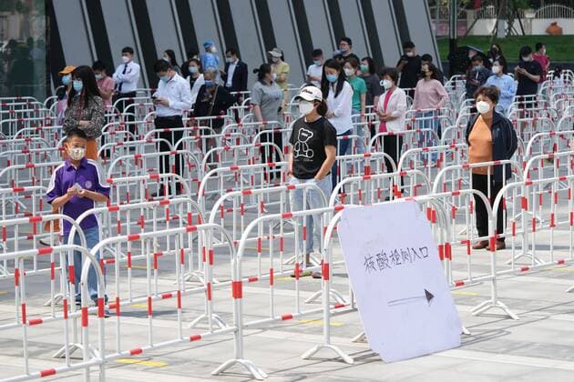 (220505) -- BEIJING, May 5, 2022 -- People line up to take nucleic acid tests in Chaoyang District, Beijing, capital of China, May 5, 2022. Beijing s 12 districts have carried out three rounds of nucleic acid screening from Tuesday till Thursday on a daily basis to curb the COVID-19 resurgence. ) CHINA-BEIJING-THREE ROUNDS OF NUCLEIC ACID SCREENING (CN) JuxHuanzong 