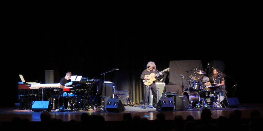 Der amerikanische Jazz-Gitarrist Pat Metheny mit dem Keyboarder Chris Fishman und dem Schlagzeuger Joe Dyson jr. in der Düsseldorfer Tonhalle. The American jazz guitarist Pat Metheny with keyboardist Chris Fishman drummer Joe Dyson jr. at the Tonhalle Düsseldorf. Düsseldorf NRW DEU;DE;GERMANY;DEUTSCHLAND;ALLEMAGNE
