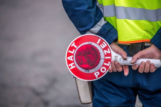 News Themen der Woche KW18 News Bilder des Tages am Donnerstag, den 5.Mai 2022, fand in Leipzig eine größere Verkehrskontrolle statt. Die Polizeidirektion Leipzig führte im Zuge der länderübergreifenden Verkehrssicherheitsaktion sicher.mobil.leben, mit dem Thema Â»Verkehrstüchtigkeit im Blick!Â« einen direktionsweiten Einsatz durch. Es werden durch die einzelnen Dienststellen Verkehrskontrollen in deren Zuständigkeitsbereich durchgeführt. Schwerpunkt der Kontrollen wird sein, die Fahrtüchtigkeit der Verkehrsteilnehmer zu überprüfen. Aber auch andere Inhalte werden bei den Kontrollen natürlich nicht vernachlässigt. *** on Thursday, 5 May 2022, a major traffic control took place in Leipzig The Leipzig police department carried out a department-wide operation in the course of