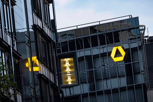 Commerzbank. Logo an einem Bankgebäude in Stuttgart. 04.05.2022: Deutschland, Baden-Württemberg, Stuttgart. *** Commerzbank logo on a bank building in Stuttgart 04 05 2022 Germany, Baden Württemberg, Stuttgart