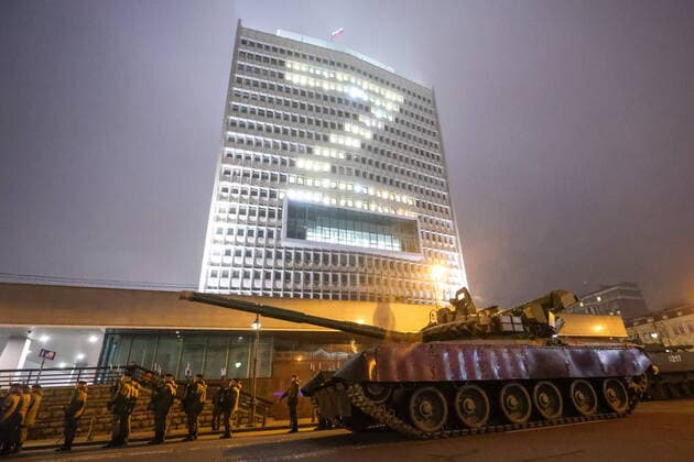 News Themen der Woche KW18 News Bilder des Tages Russland, Probe fÃ¼r die MilitÃ¤rparade am Tag des Sieges in Wladiwostok VLADIVOSTOK, RUSSIA - MAY 5, 2022: The facade of the regional government building displays a Z-sign during a rehearsal for the upcoming Victory Day parade set to mark the 77th anniversary of the victory over Nazi Germany in World War II. Yuri Smityuk TASS  TS12FC27