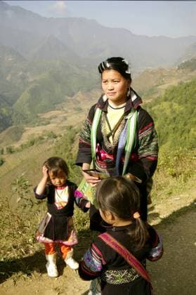 IMAGO Cultures of the world, Schwarze Hmong in Nordvietnam Woman of the ethnic (minority) Hmong black region of SAPA. She carries a baby in the back. She is 27 and already has two other children, model released, , 1928891.jpg, Woman, ethnic, ethnic group, ethnically, diversity, minority, tribe, hill tribe, child, children, Black Hmong, baby, wear, back, dress, custom, tradition, traditional, hairstyle, clothing, clothes, colors, typical, ancestral, Asia, Vietnam,