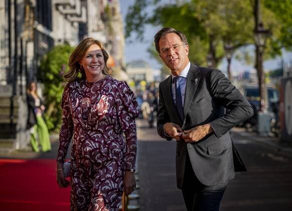 2022 05 05 19 38 04 AMSTERDAM Prime Minister Mark Rutte is welcomed by Madeleine van der Zwaan, director Carre, at the Royal Theater Carre prior to the Liberation Concert on the Amstel KOEN VAN WEEL netherlands out belgium out  Copyright: xx x448088188x originalFilename: 448088188.jpg