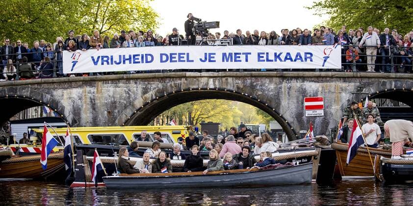 2022 05 05 20 22 59 AMSTERDAM Audience during the May 5 concert on the Amstel in front of the Royal Theater Carre Liberation Day was celebrated as usual after two corona years KOEN VAN WEEL netherlands out belgium out  Copyright: xx x448089798x originalFilename: 448089798.jpg
