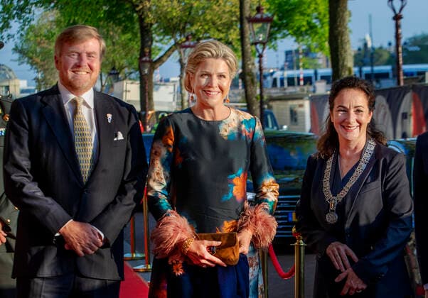 05-05-2022 Amsterdam Queen Maxima and King Willem-Alexander with mayor of Amsterdam, Femke Halsema, arrive for the liberation concert (Afsluiting Nationale Viering van de Bevrijding) at the Amstel in Amsterdam. Â  Copyright: xPPEx