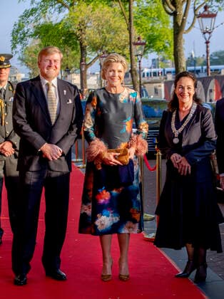 05-05-2022 Amsterdam Queen Maxima and King Willem-Alexander with mayor of Amsterdam, Femke Halsema, arrive for the liberation concert (Afsluiting Nationale Viering van de Bevrijding) at the Amstel in Amsterdam. Â  Copyright: xPPEx