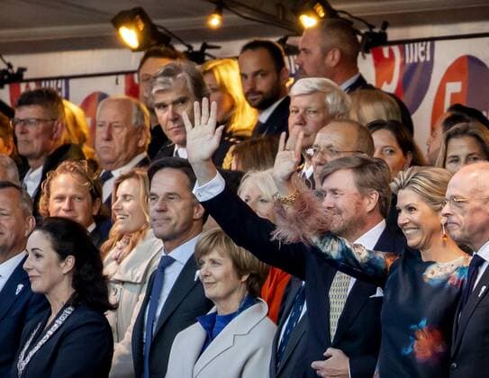 2022 05 05 21 03 00 AMSTERDAM King Willem Alexander, Queen Maxima and Prime Minister Rutte L during the May 5 concert on the Amstel in front of Royal Theater Carre Liberation Day was celebrated as usual after two corona years KOEN VAN WEEL netherlands out belgium out  Copyright: xx x448091687x originalFilename: 448091687.jpg