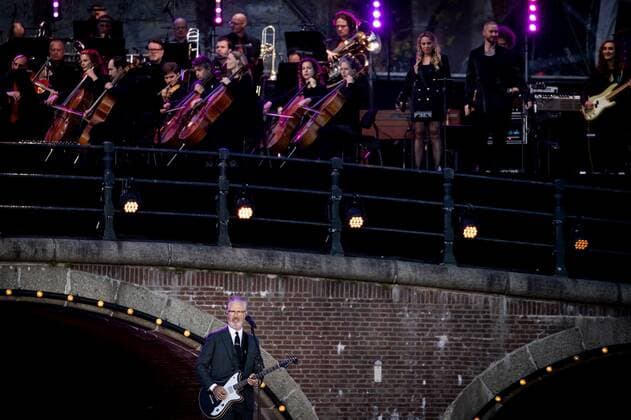 2022 05 05 21 15 24 AMSTERDAM Eric Corton during the May 5 concert on the Amstel in front of the Royal Theater Carre Liberation Day was celebrated as usual after two corona years KOEN VAN WEEL netherlands out belgium out  Copyright: xx x448091737x originalFilename: 448091737.jpg