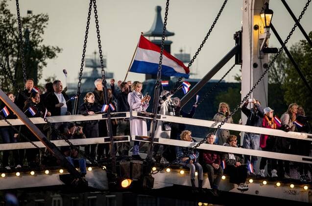 2022 05 05 21 27 51 AMSTERDAM Audience during the May 5 concert on the Amstel in front of the Royal Theater Carre Liberation Day was celebrated as usual after two corona years KOEN VAN WEEL netherlands out belgium out  Copyright: xx x448092325x originalFilename: 448092325.jpg
