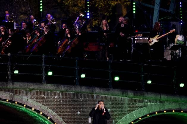 2022 05 05 21 36 10 AMSTERDAM Fresku during the May 5 concert on the Amstel in front of Royal Theater Carre Liberation Day was celebrated as usual after two corona years KOEN VAN WEEL netherlands out belgium out  Copyright: xx x448092625x originalFilename: 448092625.jpg