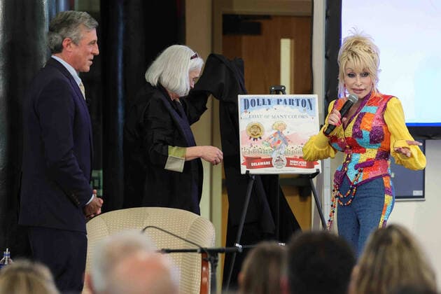 May 5, 2022, Wilmington, DE, United States of America: Singer DOLLY PARTON (RIGHT) gives remarks to members of the audience during an event to celebrate Dolly PartonÃ¢â‚¬â ¢s Imagination Library Thursday, May 05, 2022, at the Wilmington Public Library in Wilmington, DE. Wilmington United States of America - ZUMAs124 20220505_zap_s124_005 Copyright: xSaquanxStimpsonx