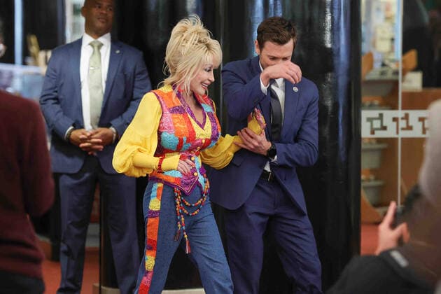 May 5, 2022, Wilmington, DE, United States of America: Singer DOLLY PARTON is escorted into the venue during an event to celebrate Dolly PartonÃ¢â‚¬â ¢s Imagination Library Thursday, May 05, 2022, at the Wilmington Public Library in Wilmington, DE. Wilmington United States of America - ZUMAs124 20220505_zap_s124_004 Copyright: xSaquanxStimpsonx