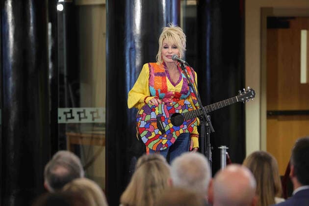 May 5, 2022, Wilmington, DE, United States of America: Singer DOLLY PARTON prepares to perform during an event to celebrate Dolly PartonÃ¢â‚¬â ¢s Imagination Library Thursday, May 05, 2022, at the Wilmington Public Library in Wilmington, DE. Wilmington United States of America - ZUMAs124 20220505_zap_s124_006 Copyright: xSaquanxStimpsonx