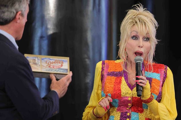 May 5, 2022, Wilmington, DE, United States of America: Singer DOLLY PARTON receives a gift from Governor Carney during an event to celebrate Dolly PartonÃ¢â‚¬â ¢s Imagination Library Thursday, May 05, 2022, at the Wilmington Public Library in Wilmington, DE. Wilmington United States of America - ZUMAs124 20220505_zap_s124_015 Copyright: xSaquanxStimpsonx