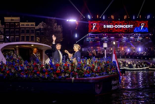 2022 05 05 22 13 12 AMSTERDAM King Willem Alexander and Queen Maxima during the May 5 concert on the Amstel in front of the Royal Theater Carre Liberation Day was celebrated as usual after two corona years KOEN VAN WEEL netherlands out belgium out  Copyright: xx x448095161x originalFilename: 448095161.jpg