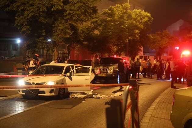 News Themen der Woche KW18 News Bilder des Tages (220505) -- ELAD, May 5, 2022 -- Israeli police work at the scene of an attack in Elad, Israel, on May 5, 2022. Three people were killed and three others were injured in a suspect terror attack in the ultra-Orthodox city of Elad in central Israel on Thursday night, Police Spokesman Eli Levi said in a statement. ( via Xinhua) ISRAEL-ELAD-ATTACK NimrodxGlikman JINI 