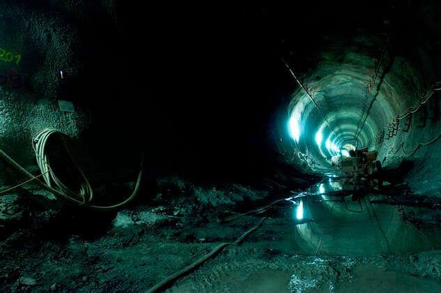 NEAT-ZWISCHENDURCHSTICH Blick in die Ost-Röhre des Gotthard-Basistunnels der Neuen Eisenbahn-Alpentransversale (NEAT) am Mittwoch (16.09.09) zwischen Erstfeld und Amsteg, wo der Durchstich eines 7,2 Kilometer langen Teilstücks erfolgt. Die AlpTransit Gotthard AG (ATG), eine Tochtergesellschaft der Schweizerischen Bundesbahnen mit Sitz in Luzern, ist verantwortlich für den Bau der Gotthardachse, dem Kernstück der NEAT. Uri Schweiz Suisse Svizzera Switzerland *** NEAT INTERMEDIATE CUTTING View into the east tube of the Gotthard Base Tunnel of the New Rail Link through the Alps NEAT on Wednesday 16 09 09 between Erstfeld and Amsteg, where the cut-through of a 7.2 kilometer long section is taking place AlpTransit Gotthard Ltd ATG , a subsi  Copyright: Ex-PressxMarkusxFortex MFO20090916_018
