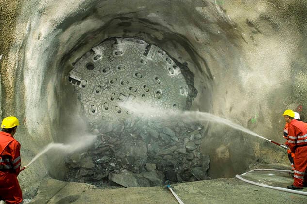 NEAT-ZWISCHENDURCHSTICH Eine Tunnelbohrmaschine frisst sich im Gotthard-Basistunnels der Neuen Eisenbahn-Alpentransversale (NEAT) am Mittwoch (16.09.09) zwischen Erstfeld und Amsteg durch den Fels, wo der Durchstich eines 7,2 Kilometer langen Teilstücks erfolgt. Die AlpTransit Gotthard AG (ATG), eine Tochtergesellschaft der Schweizerischen Bundesbahnen mit Sitz in Luzern, ist verantwortlich für den Bau der Gotthardachse, dem Kernstück der NEAT. Uri Schweiz Suisse Svizzera Switzerland *** NEAT INTERMEDIATE BORE A tunnel boring machine eats through the rock in the Gotthard base tunnel of the New Rail Link through the Alps (NRLA) between Erstfeld and Amsteg on Wednesday 16 09 09, where the breakthrough of a 7.2-kilometer-long section is ta  Copyright: Ex-PressxMarkusxFortex MFO20090916_031