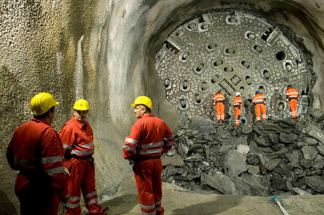 NEAT-ZWISCHENDURCHSTICH Eine Tunnelbohrmaschine frisst sich im Gotthard-Basistunnels der Neuen Eisenbahn-Alpentransversale (NEAT) am Mittwoch (16.09.09) zwischen Erstfeld und Amsteg durch den Fels, wo der Durchstich eines 7,2 Kilometer langen Teilstücks erfolgt. Die AlpTransit Gotthard AG (ATG), eine Tochtergesellschaft der Schweizerischen Bundesbahnen mit Sitz in Luzern, ist verantwortlich für den Bau der Gotthardachse, dem Kernstück der NEAT. Uri Schweiz Suisse Svizzera Switzerland *** NEAT INTERMEDIATE BORE A tunnel boring machine eats through the rock in the Gotthard base tunnel of the New Rail Link through the Alps (NRLA) between Erstfeld and Amsteg on Wednesday 16 09 09, where the breakthrough of a 7.2-kilometer-long section is ta  Copyright: Ex-PressxMarkusxFortex MFO20090916_033