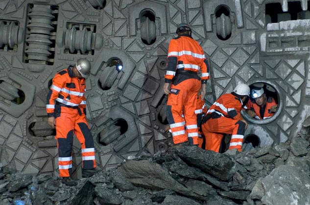NEAT-ZWISCHENDURCHSTICH Mineure klettern im Gotthard-Basistunnels der Neuen Eisenbahn-Alpentransversale (NEAT) am Mittwoch (16.09.09) zwischen Erstfeld und Amsteg durch die Tunnelbohrmaschine, wo der Durchstich eines 7,2 Kilometer langen Teilstücks erfolgt. Die AlpTransit Gotthard AG (ATG), eine Tochtergesellschaft der Schweizerischen Bundesbahnen mit Sitz in Luzern, ist verantwortlich für den Bau der Gotthardachse, dem Kernstück der NEAT. Uri Schweiz Suisse Svizzera Switzerland *** NEAT INTERMEDIATE THREAT Miners climb through the tunnel boring machine in the Gotthard base tunnel of the New Rail Link through the Alps (NRLA) between Erstfeld and Amsteg on Wednesday 16 09 09, where the breakthrough of a 7.2-kilometer section AlpTransit G  Copyright: Ex-PressxMarkusxFortex MFO20090916_034