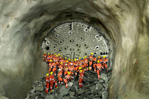 NEAT-ZWISCHENDURCHSTICH Mineure und die Tunnelpatin mit einer Statue der Heiligen Barbara im Gotthard-Basistunnels der Neuen Eisenbahn-Alpentransversale (NEAT) am Mittwoch (16.09.09) zwischen Erstfeld und Amsteg vor derTunnelbohrmaschine, wo der Durchstich eines 7,2 Kilometer langen Teilstücks erfolgt. Die AlpTransit Gotthard AG (ATG), eine Tochtergesellschaft der Schweizerischen Bundesbahnen mit Sitz in Luzern, ist verantwortlich für den Bau der Gotthardachse, dem Kernstück der NEAT. Uri Schweiz Suisse Svizzera Switzerland *** NEAT INTERMEDIATE INTERPRETATION Miners and the tunnel patroness with a statue of St. Barbara in the Gotthard Base Tunnel of the New Rail Link through the Alps NEAT on Wednesday 16 09 09 between Erstfeld and Amst  Copyright: Ex-PressxMarkusxFortex MFO20090916_036