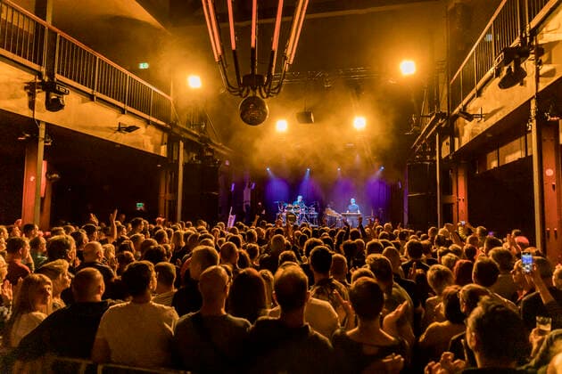 The music project Schiller with its current club tour Metropolis in the Täubchenthal in the west of Leipzig Christopher von Deylen got reinforcement from former Pink Floyd and Mike and the Mechanics drummer Gary Wallis