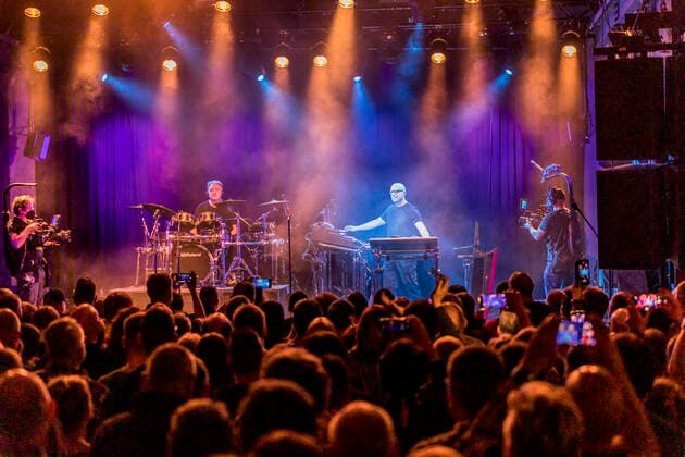 The music project Schiller with its current club tour Metropolis in the Täubchenthal in the west of Leipzig Christopher von Deylen got reinforcement from former Pink Floyd and Mike and the Mechanics drummer Gary Wallis