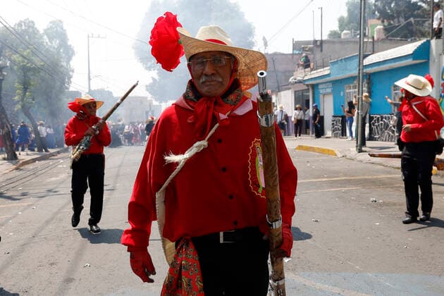 Mexicans Commemorate 160th Anniversary Of The Puebla Battle MEXICO CITY, MEXICO - MAY 5, 2022: Inhabitants of Penon de los Banos neighborhood take part during a reenactment to commemorate the 160th anniversary of the Battle of Puebla, with the triumph of the Mexican Army over the French troops. On May 5, 2022 In Mexico City, Mexico. (Photo by Luis Barron Eyepix Group) Copyright: xLuisxBarronx xEyepixxGroupx EYEPIX_LB_05052022_63972