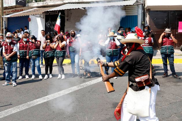 Mexicans Commemorate 160th Anniversary Of The Puebla Battle MEXICO CITY, MEXICO - MAY 5, 2022: Inhabitants of Penon de los Banos neighborhood take part during a reenactment to commemorate the 160th anniversary of the Battle of Puebla, with the triumph of the Mexican Army over the French troops. On May 5, 2022 In Mexico City, Mexico. (Photo by Luis Barron Eyepix Group) Copyright: xLuisxBarronx xEyepixxGroupx EYEPIX_LB_05052022_63965