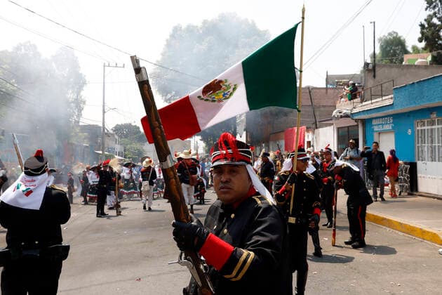 Mexicans Commemorate 160th Anniversary Of The Puebla Battle MEXICO CITY, MEXICO - MAY 5, 2022: Inhabitants of Penon de los Banos neighborhood take part during a reenactment to commemorate the 160th anniversary of the Battle of Puebla, with the triumph of the Mexican Army over the French troops. On May 5, 2022 In Mexico City, Mexico. (Photo by Luis Barron Eyepix Group) Copyright: xLuisxBarronx xEyepixxGroupx EYEPIX_LB_05052022_63977