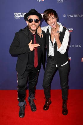 Laura Tashina with accompaniment at the Bunte New Faces Award Music 2022 at The Reed Berlin, 05 05 2022 Foto:xF.xKernx xFuturexImage
