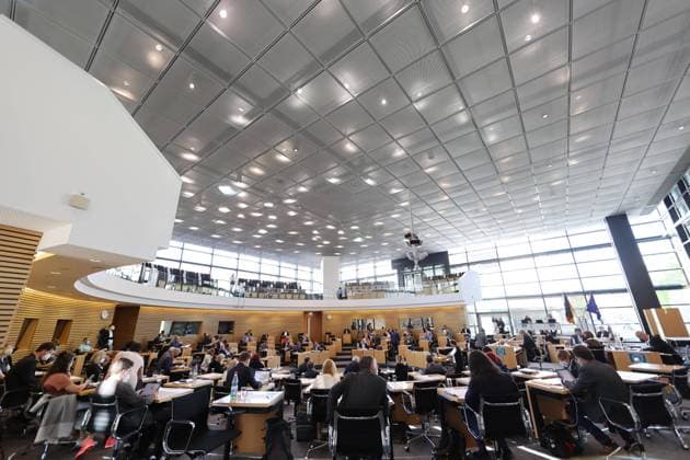 News Bilder des Tages Plenum Thueringer Landtag 06.05.2022, Erfurt, Thueringer Landtag, Plenarsaal, 80. Plenarsitzung im Bild: Uebersicht Plenarsaal *** Plenum Thueringer Landtag 06 05 2022, Erfurt, Thueringer Landtag, plenary hall, 80 plenary session in the picture overview plenary hall