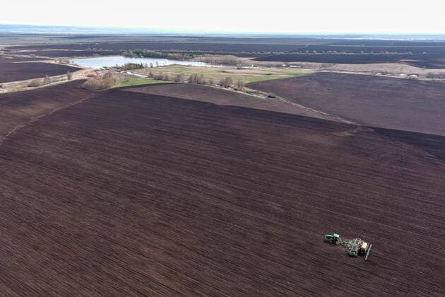 TATARSTAN, RUSSIA - APRIL 27, 2022: Tilling a field of the Agrosila Holding in the village of Bolshoi Sukhoyash ahead of a sowing season. Yegor Aleyev TASS  TS12FD6C