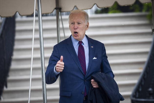 News Themen der Woche KW18 News Bilder des Tages U.S. President Joe Biden departs the White House in the rain for a meeting in Ohio with manufacturing leaders in Washington, DC, on Friday, May 6, 2022.  WASP20220506101 JIMxLOxSCALZO