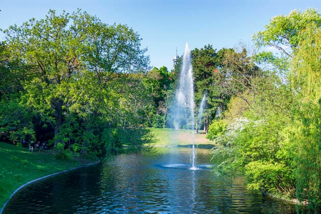 park Türkenschanzpark, fountain in pond Vierzigerteich Wien, Vienna Wien Austria 18. Währing