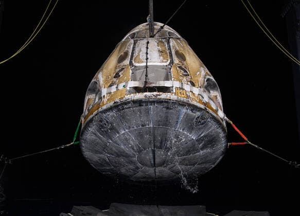News Themen der Woche KW18 News Bilder des Tages May 6, 2022, Tampa, FL, United States of America: The SpaceX Crew Dragon Endurance spacecraft is lifted by the SpaceX Shannon recovery ship after splashdown in the Gulf of Mexico May 6, 2022 off the coast of Tampa, Florida. The capsule carried NASA SpaceX Crew-4 astronauts Raja Chari, Kayla Barron, Tom Marshburn, and ESA astronaut Matthias Maurer back to earth from 177-days aboard the International Space Station. Tampa United States of America - ZUMAp138 20220506_zaa_p138_013 Copyright: xAubreyxGemignani Nasax