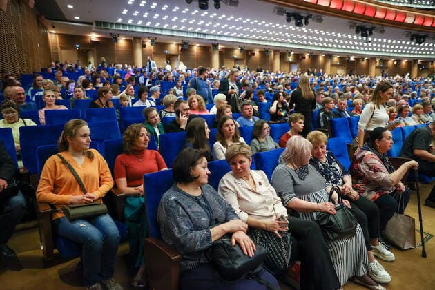 MOSCOW, RUSSIA - MAY 6, 2022: People are seen in the auditorium of the State Kremlin Palace, the venue of a concert titled Lessons of History , in the run-up to Victory Day marking the 77th anniversary of Allied Victory in WWII. The concert features popular Russian theater and film artists, while most of the spectators are WWII war and labour veterans. Artyom Geodakyan TASS  TS12FEF9