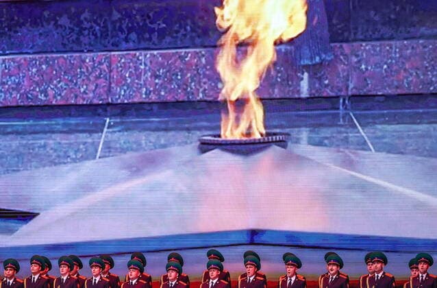 News Bilder des Tages MOSCOW, RUSSIA - MAY 6, 2022: The men s choir of the Central Ensemble of the Border Service of the Russian Federal Security Service (FSB) perform in a concert titled Lessons of History at the State Kremlin Palace, in the run-up to Victory Day marking the 77th anniversary of Allied Victory in WWII. The concert features popular Russian theater and film artists, while most of the spectators are WWII war and labour veterans. Artyom Geodakyan TASS  TS12FEFD