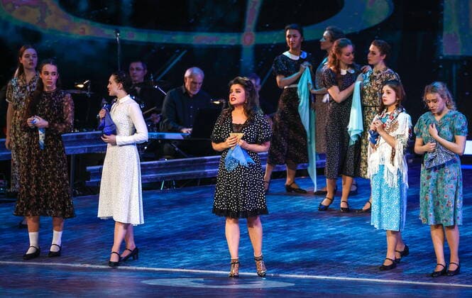 MOSCOW, RUSSIA - MAY 6, 2022: Singer Natasha Koroleva (C front) performs in a concert titled Lessons of History at the State Kremlin Palace, in the run-up to Victory Day marking the 77th anniversary of Allied Victory in WWII. The concert features popular Russian theater and film artists, while most of the spectators are WWII war and labour veterans. Artyom Geodakyan TASS  TS12FF12