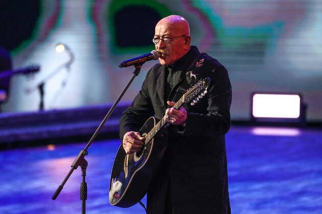 MOSCOW, RUSSIA - MAY 6, 2022: Singer songwriter Alexander Rozenbaum performs in a concert titled Lessons of History at the State Kremlin Palace, in the run-up to Victory Day marking the 77th anniversary of Allied Victory in WWII. The concert features popular Russian theater and film artists, while most of the spectators are WWII war and labour veterans. Artyom Geodakyan TASS  TS12FF2A