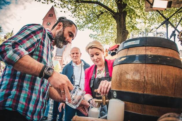 News Themen der Woche KW18 News Bilder des Tages 30. Fest auf der Bölsche Die Regierende Bürgermeisterin von Berlin, Franziska Giffey eröffnete das Bölschefest im Berliner Ortsteil Friedrichshagen, indem sie ein Bierfass anstach - unterstützt von Tobias Apelt von der Friedrichshagener Brau- und Genusswerkstatt *** 30 Festival on the Bölsche The Governing Mayor of Berlin, Franziska Giffey opened the Bölschefest in the Berlin district of Friedrichshagen by tapping a beer keg supported by Tobias Apelt of the Friedrichshagener Brau und Genusswerkstatt