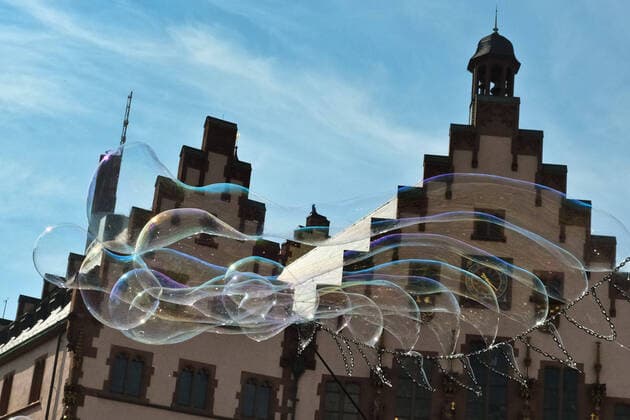 News Themen der Woche KW18 News Bilder des Tages 07.05.2022, Frankfurt, DEU Seifenblasen schweben durch die Luft vor dem Frankfurter Rathaus auf dem Roemerberg. *** 07 05 2022, Frankfurt, DEU Soap bubbles float through the air in front of Frankfurts city hall on the Roemerberg hill