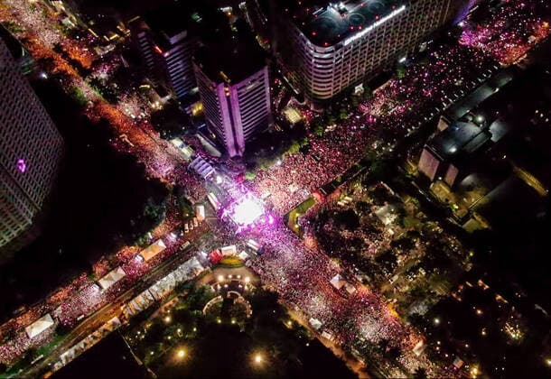 News Themen der Woche KW18 News Bilder des Tages (220507) -- MANILA, May 7, 2022 -- Supporters of presidential candidate Maria Leonor Robredo are seen during his final campaign rally for the 2022 national and local elections in Makati City, the Philippines on May 7, 2022. (Maria Leonor Robredo Media Handout via Xinhua) PHILIPPINES-MANILA-PRESIDENCY-FINAL CAMPAIGN ROUELLExUMALI 