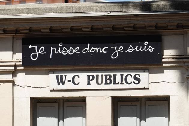 Nizza, Altstadt, Vieux Ville, Spruch je pisse donc je suis von Ben Vautier, ich pisse also bin ich Nice, Historic Center, Vieux Ville, je pisse donc je suis by Ben Vautier I piss therefore I am *** Nice, Old Town, Vieux Ville, saying je pisse donc je suis by Ben Vautier, I piss therefore I am Nice, Historic Center, Vieux Ville, je pisse donc je suis by Ben Vautier I piss therefore I am