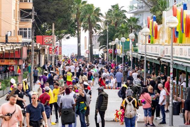 Blick in die so genannte Schinkenstraße mit den Touristenlokalen Bierkönig und Bamboleo an der Playa de Palma auf der Insel Mallorca;Blick in die so genannte Schinkenstraße mit den Touristenlokalen Bierkönig und Bamboleo an der Playa de Palma auf der Insel Mallorca, Mallorca Balearischen Inseln Spanien Platja de Palma *** View into the so-called ham street with the tourist restaurants Bierkönig and Bamboleo at the Playa de Palma on the island of Mallorca View into the so-called ham street with the tourist restaurants Bierkönig and Bamboleo at the Playa de Palma on the island of Mallorca, Mallorca Balearic Islands Spain Platja de Palma